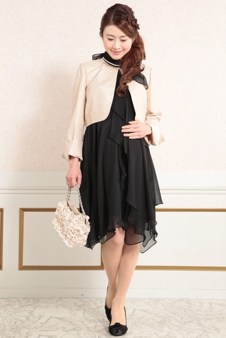 ベージュの襟なし長袖ジャケット