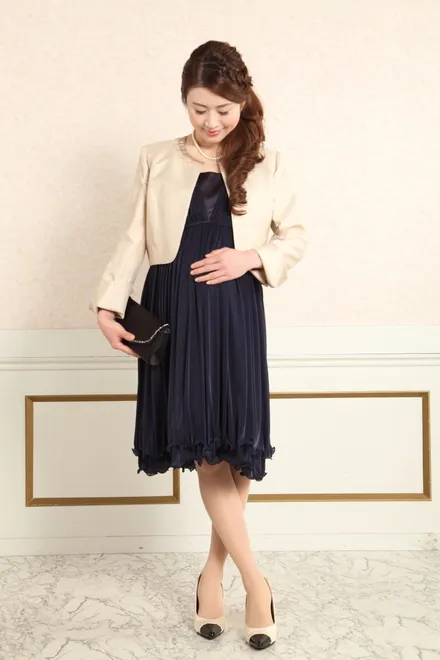 ベージュの襟なし長袖ジャケット