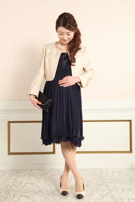 ベージュの襟なし長袖ジャケット