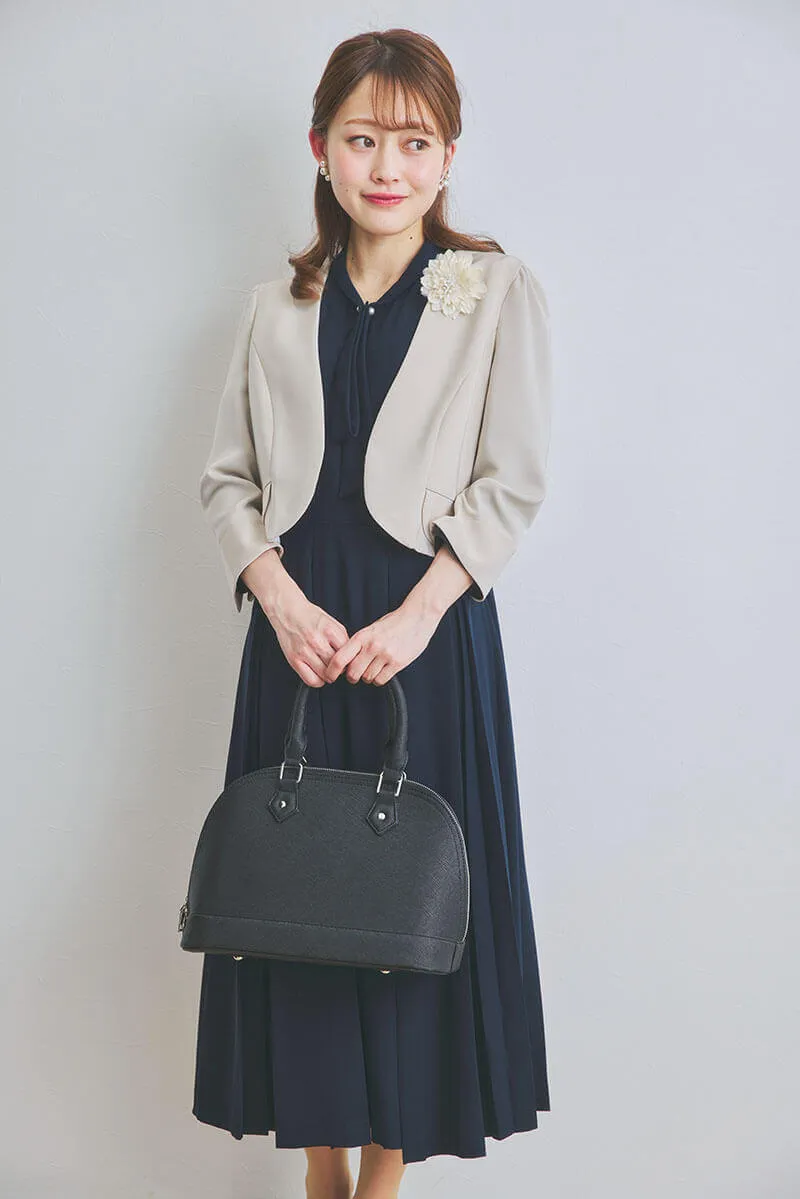 ベージュのコサージュ