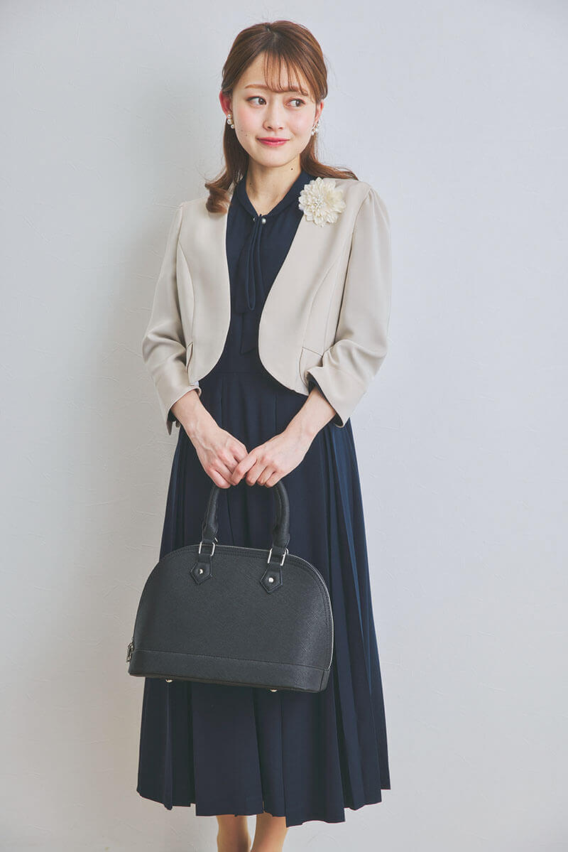 ベージュのコサージュ