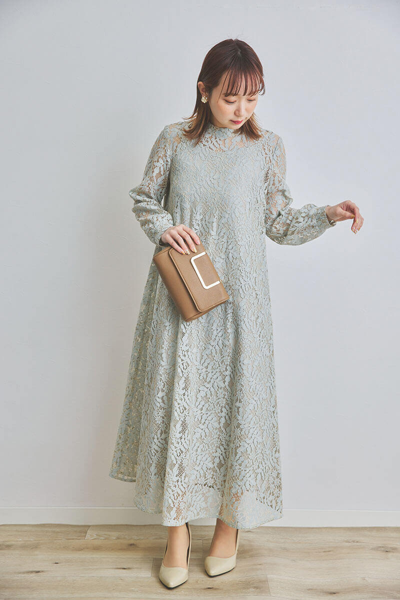 ブラウンのメタルハンドルスクエアバッグ