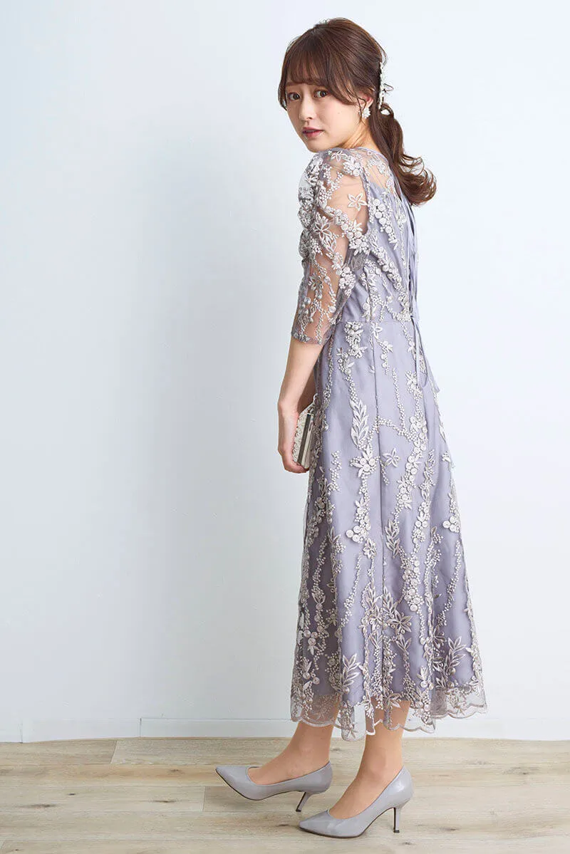 シルバーグレーの花柄刺繍ミディ丈ドレス
