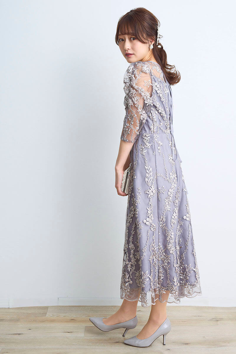 シルバーグレーの花柄刺繍ミディ丈ドレス