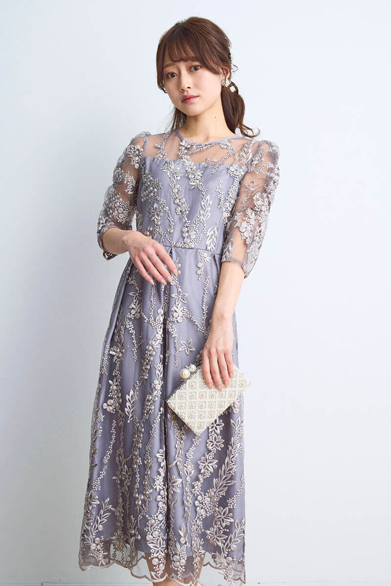 シルバーグレーの花柄刺繍ミディ丈ドレス