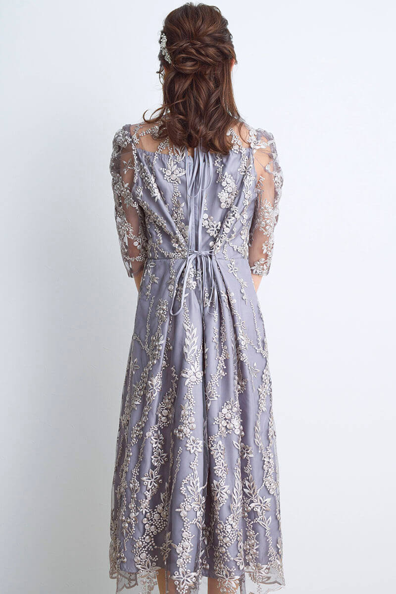 シルバーグレーの花柄刺繍ミディ丈ドレス