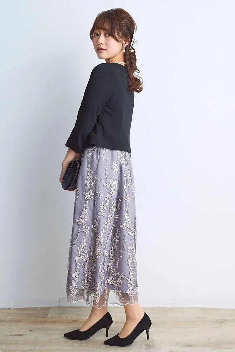 シルバーグレーの花柄刺繍ミディ丈ドレス