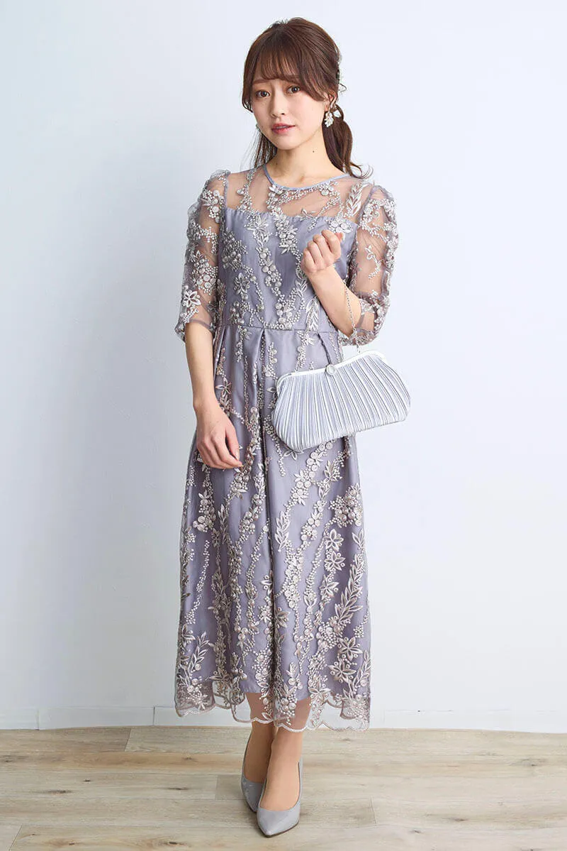 シルバーグレーの花柄刺繍ミディ丈ドレス