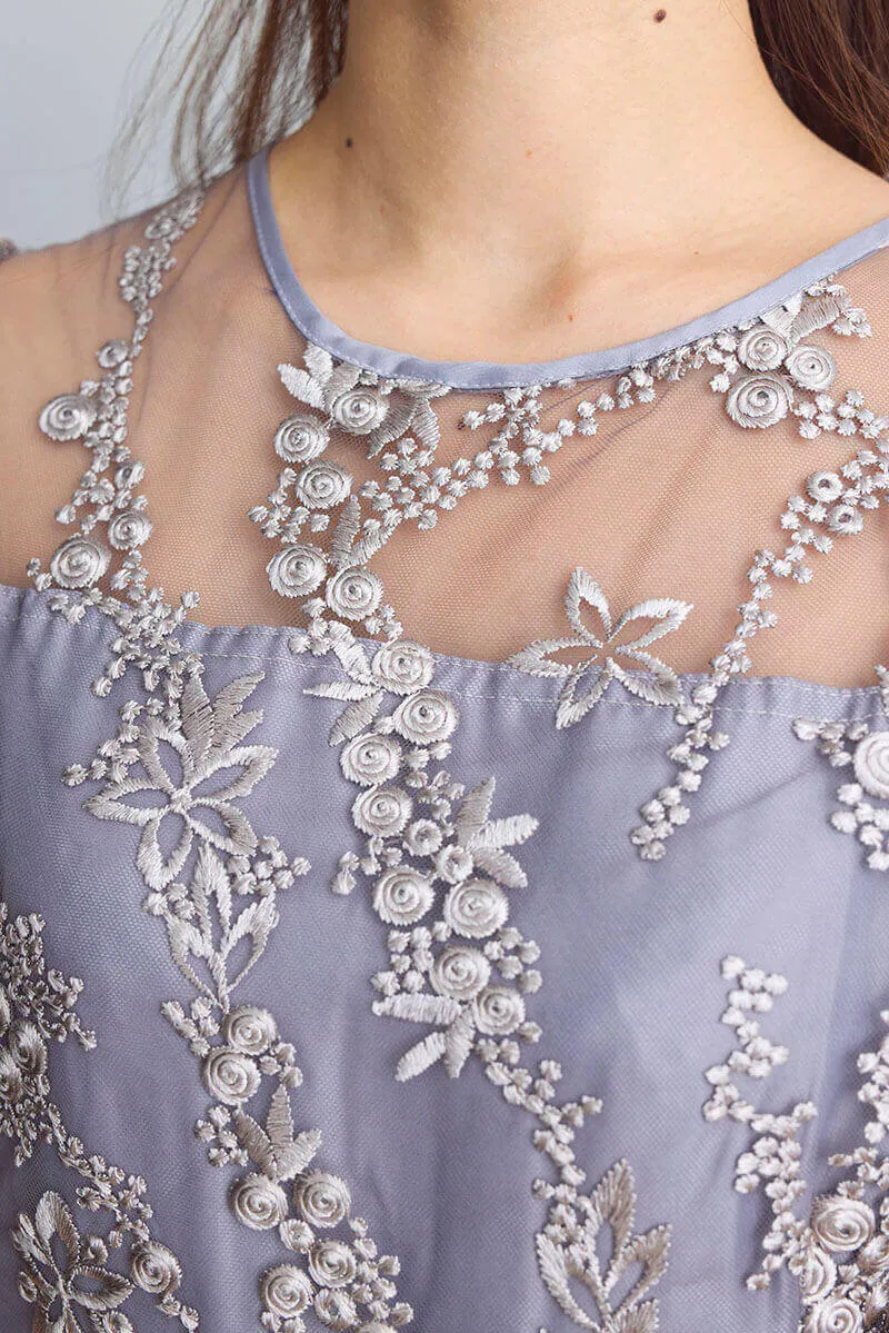 シルバーグレーの花柄刺繍ミディ丈ドレス