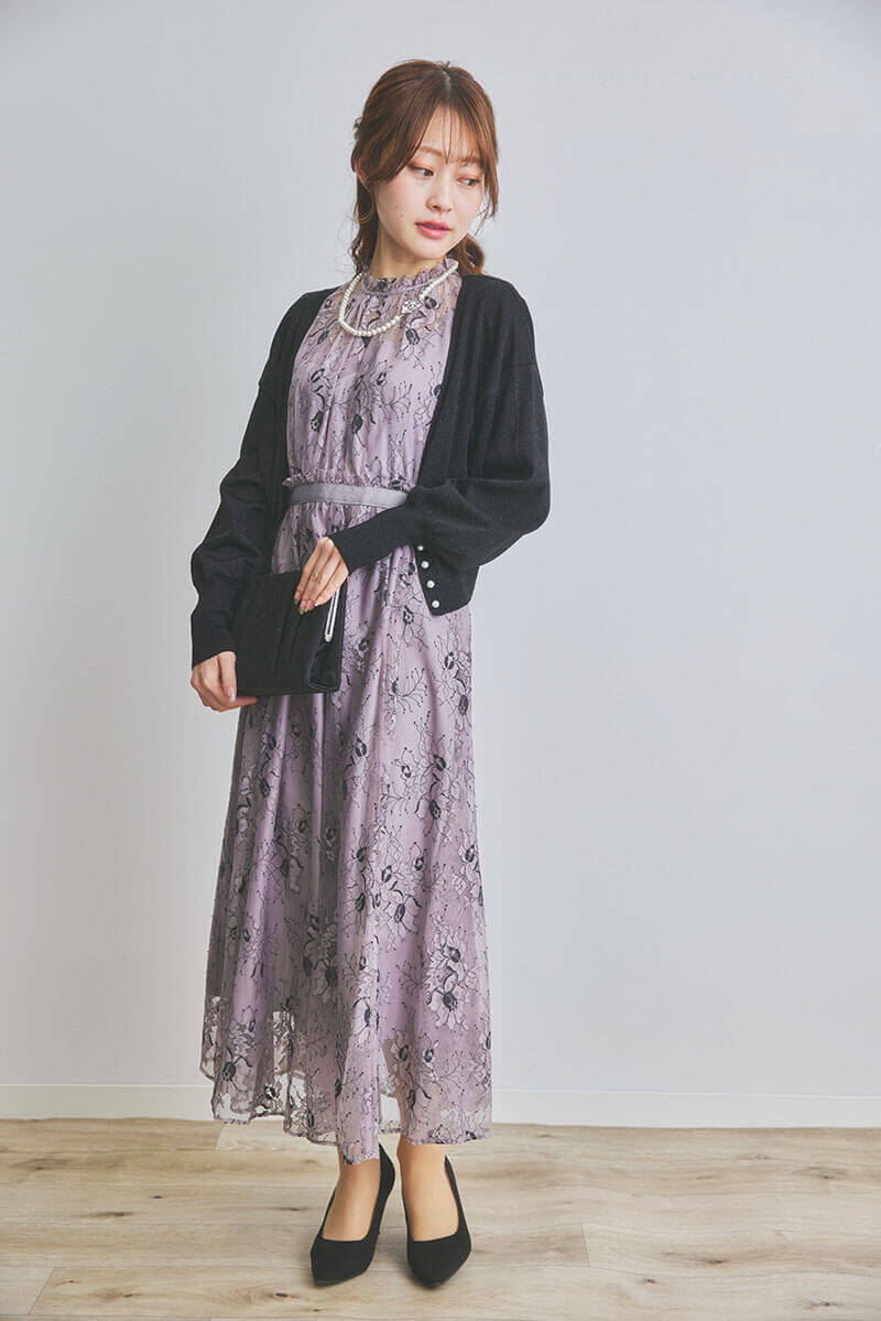 ブラックのフラワーレースクラッチバッグ