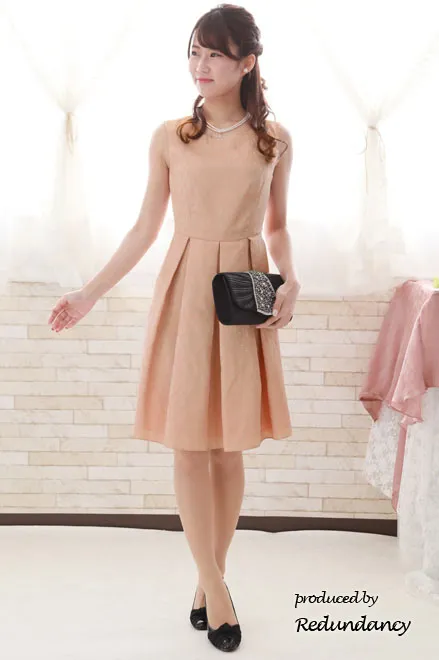 ピンクベージュのフィットアンドフレアドレス