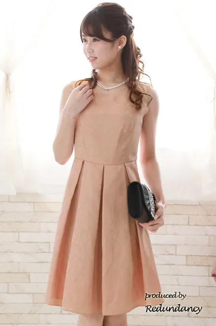 ピンクベージュのフィットアンドフレアドレス