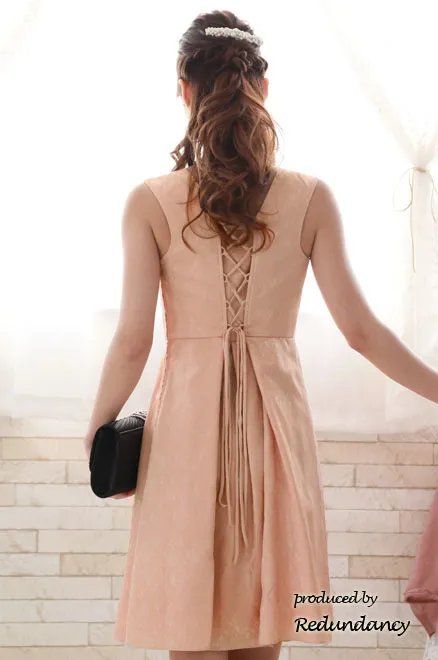 ピンクベージュのフィットアンドフレアドレス