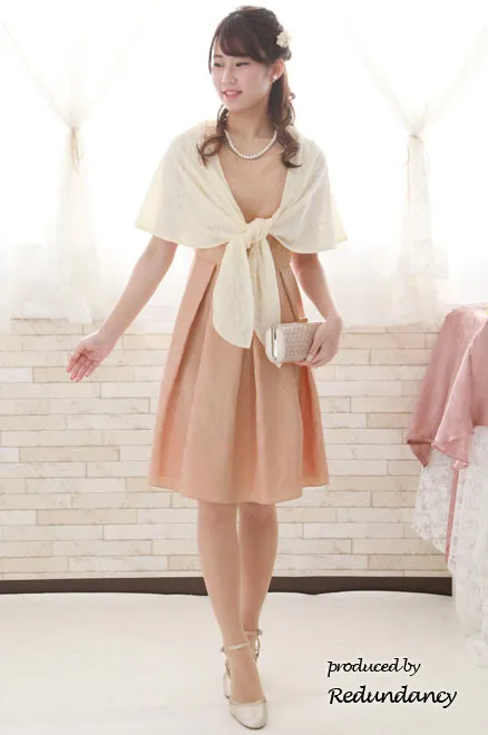 ピンクベージュのフィットアンドフレアドレス