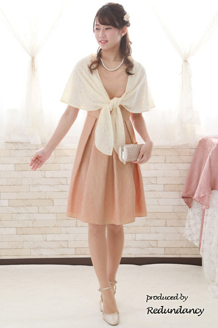 ピンクベージュのフィットアンドフレアドレス