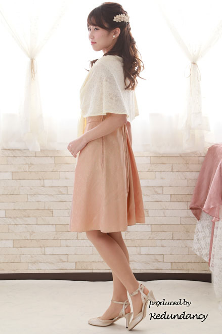 ピンクベージュのフィットアンドフレアドレス