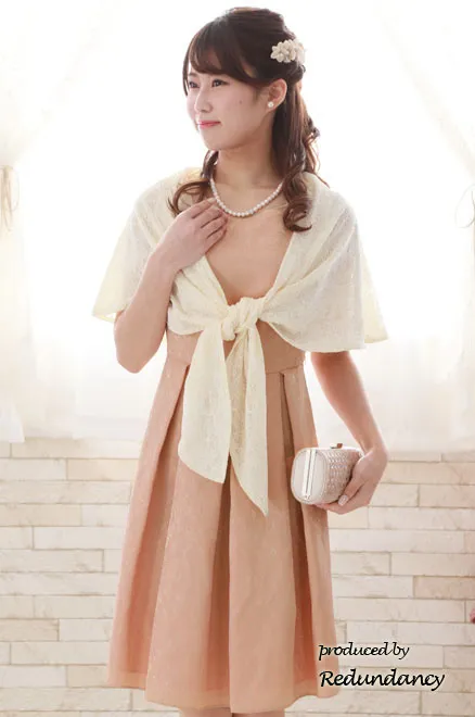 ピンクベージュのフィットアンドフレアドレス