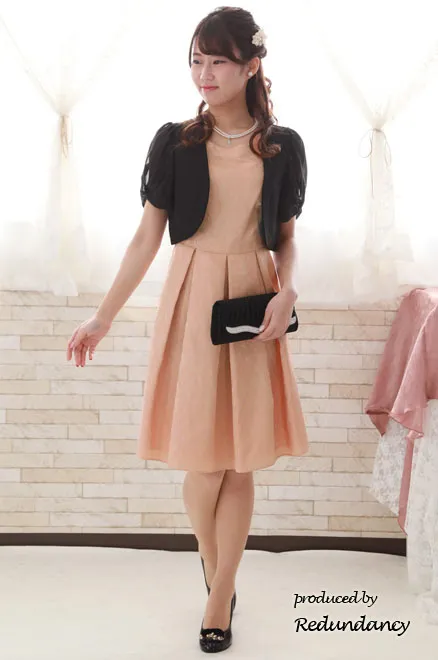 ピンクベージュのフィットアンドフレアドレス