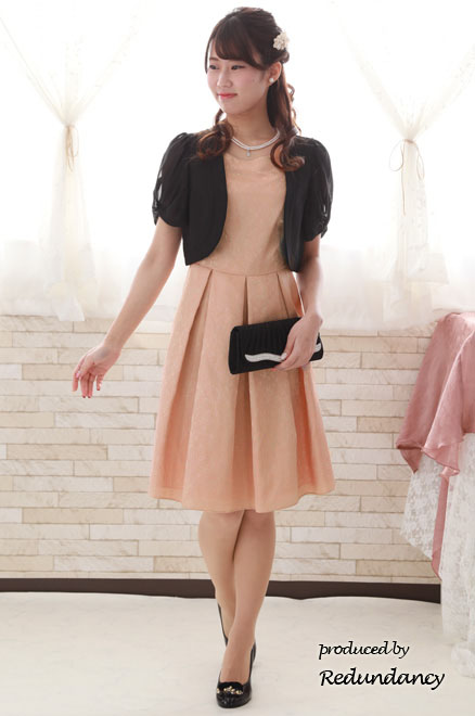 ピンクベージュのフィットアンドフレアドレス