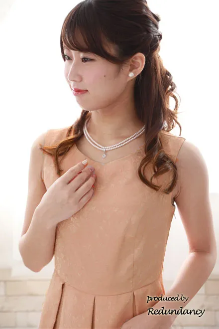 ピンクベージュのフィットアンドフレアドレス