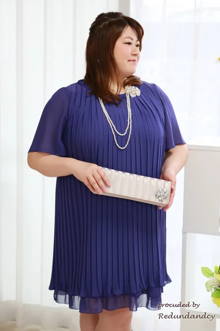 パープルの細プリーツ膝丈ドレス