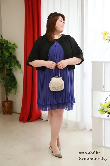 パープルの細プリーツ膝丈ドレス