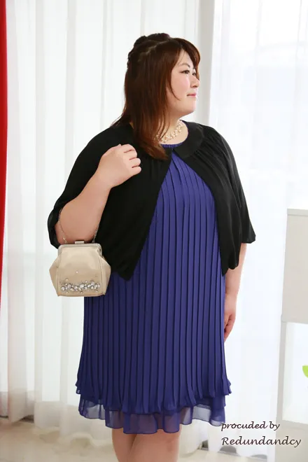 パープルの細プリーツ膝丈ドレス