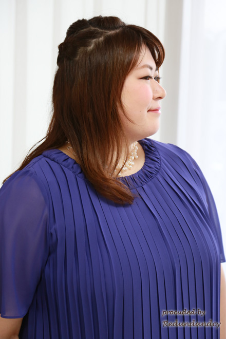 パープルの細プリーツ膝丈ドレス