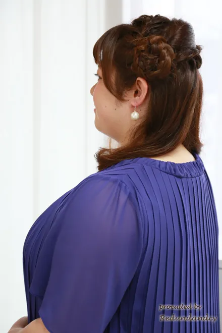 パープルの細プリーツ膝丈ドレス