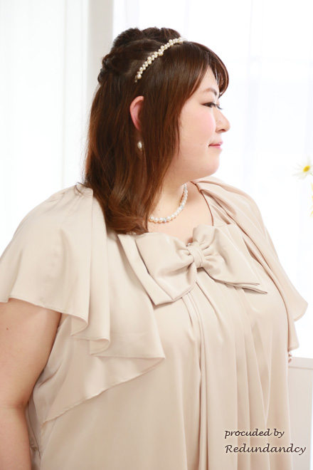 ベージュの胸元リボンフリルスリーブドレス