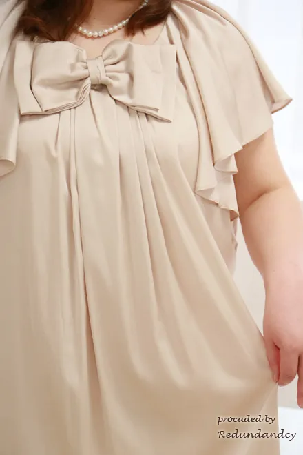 ベージュの胸元リボンフリルスリーブドレス