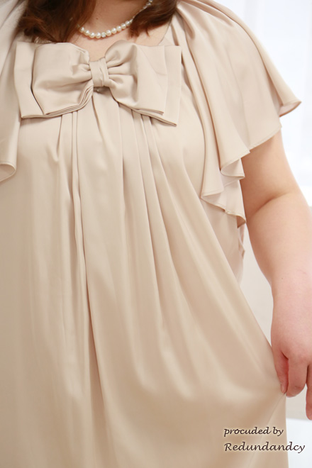 ベージュの胸元リボンフリルスリーブドレス