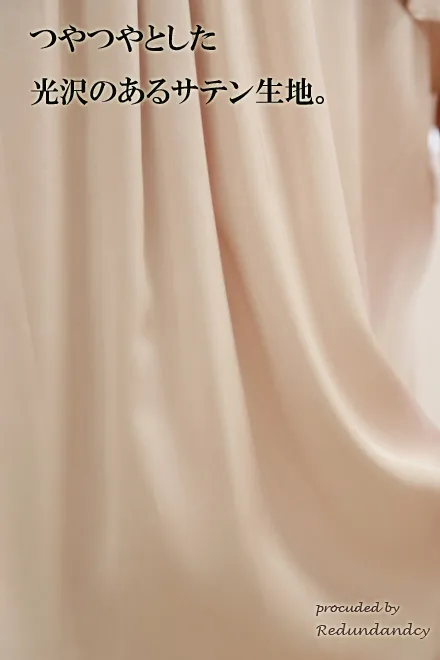 ベージュの胸元リボンフリルスリーブドレス