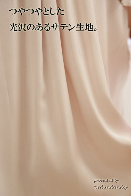 ベージュの胸元リボンフリルスリーブドレス