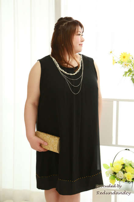 ブラックのネックレス付きノースリーブ膝丈ドレス