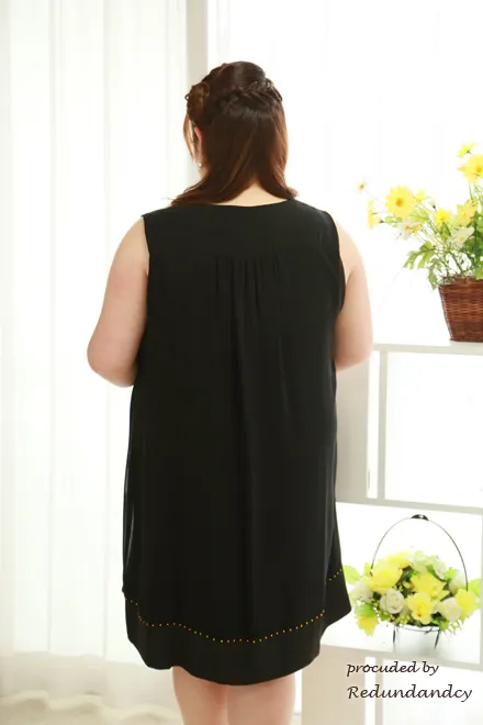 ブラックのネックレス付きノースリーブ膝丈ドレス