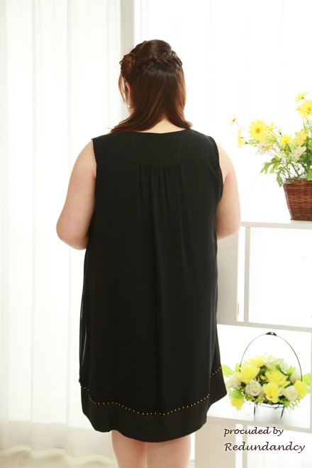 ブラックのネックレス付きノースリーブ膝丈ドレス