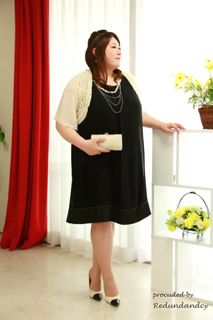 ブラックのネックレス付きノースリーブ膝丈ドレス