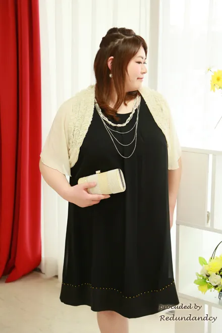ブラックのネックレス付きノースリーブ膝丈ドレス