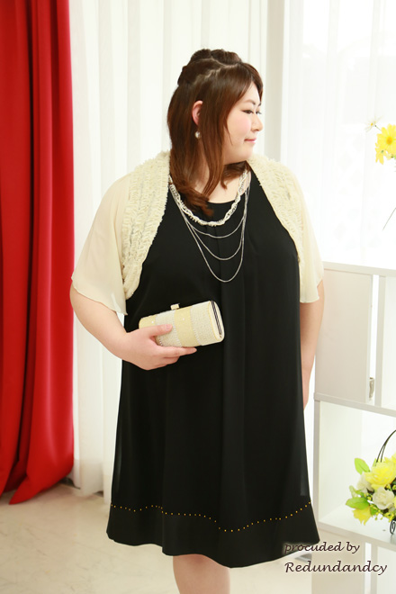ブラックのネックレス付きノースリーブ膝丈ドレス