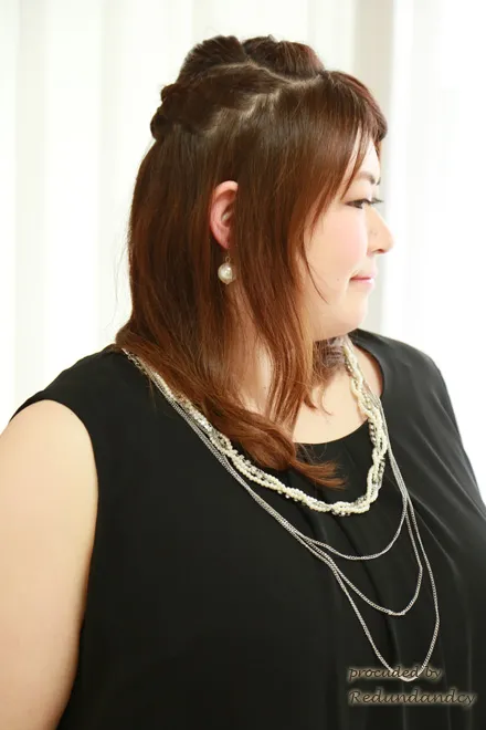 ブラックのネックレス付きノースリーブ膝丈ドレス