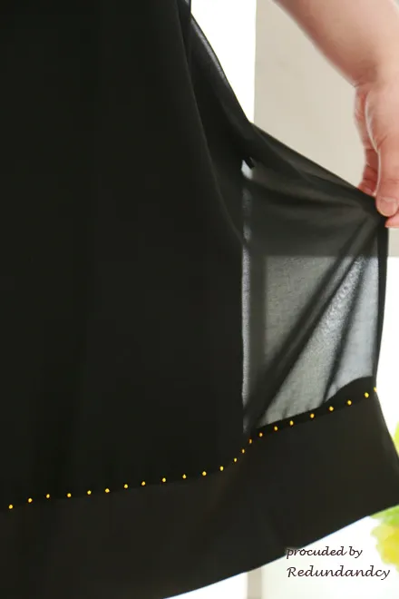 ブラックのネックレス付きノースリーブ膝丈ドレス