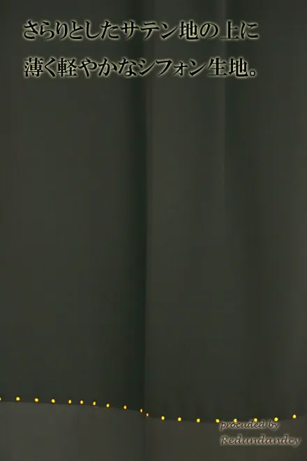 ブラックのネックレス付きノースリーブ膝丈ドレス