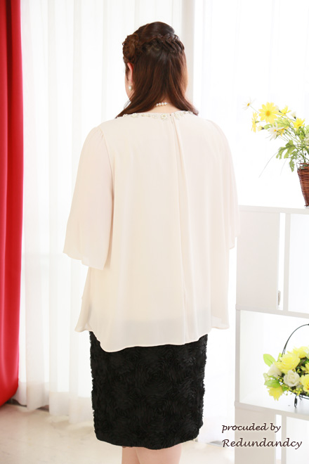 ベージュ×ブラックのミモレ丈シフォンドレス