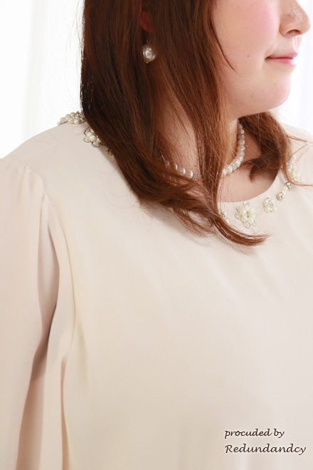 ベージュ×ブラックのミモレ丈シフォンドレス