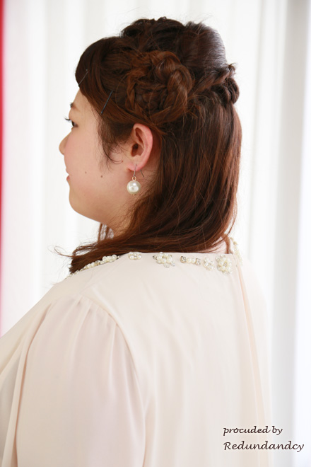 ベージュ×ブラックのミモレ丈シフォンドレス