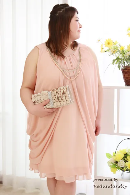 ピンクのパールネックレス付きミモレ丈シフォンドレス