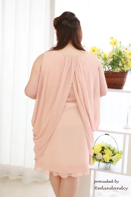 ピンクのパールネックレス付きミモレ丈シフォンドレス