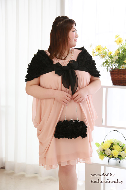 ピンクのパールネックレス付きミモレ丈シフォンドレス