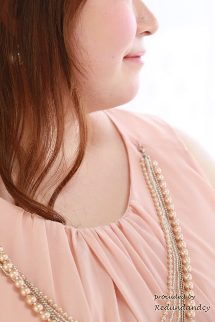ピンクのパールネックレス付きミモレ丈シフォンドレス